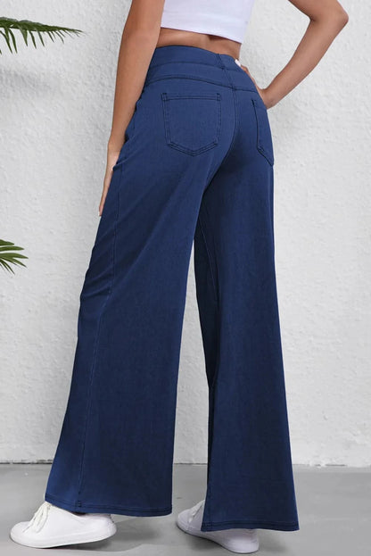 Chic wide-leg jeans with convenient pockets