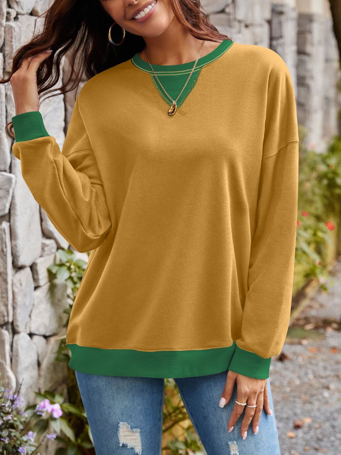 Contrast Round Neck Long Sleeve Sweatshirt.