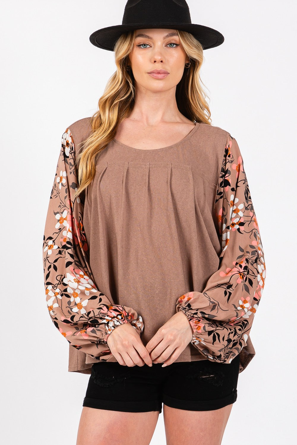 Charming floral pleated blouse with long sleeves