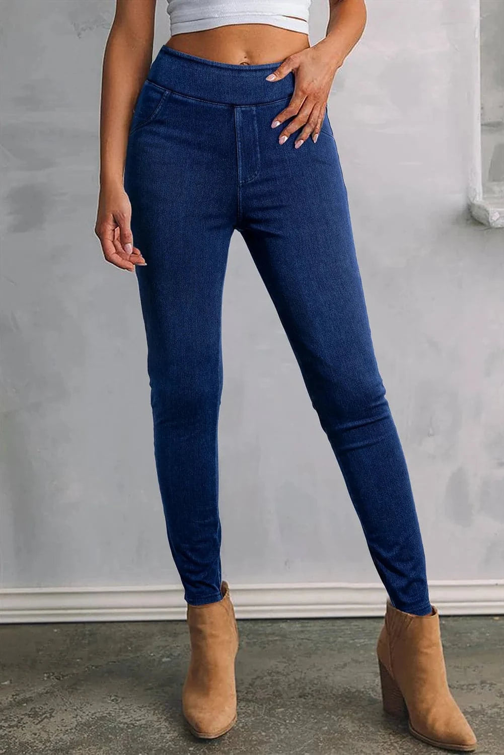 Stylish skinny jeans with functional pockets