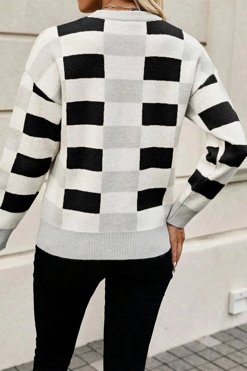 Color block knit sweater with round neckline