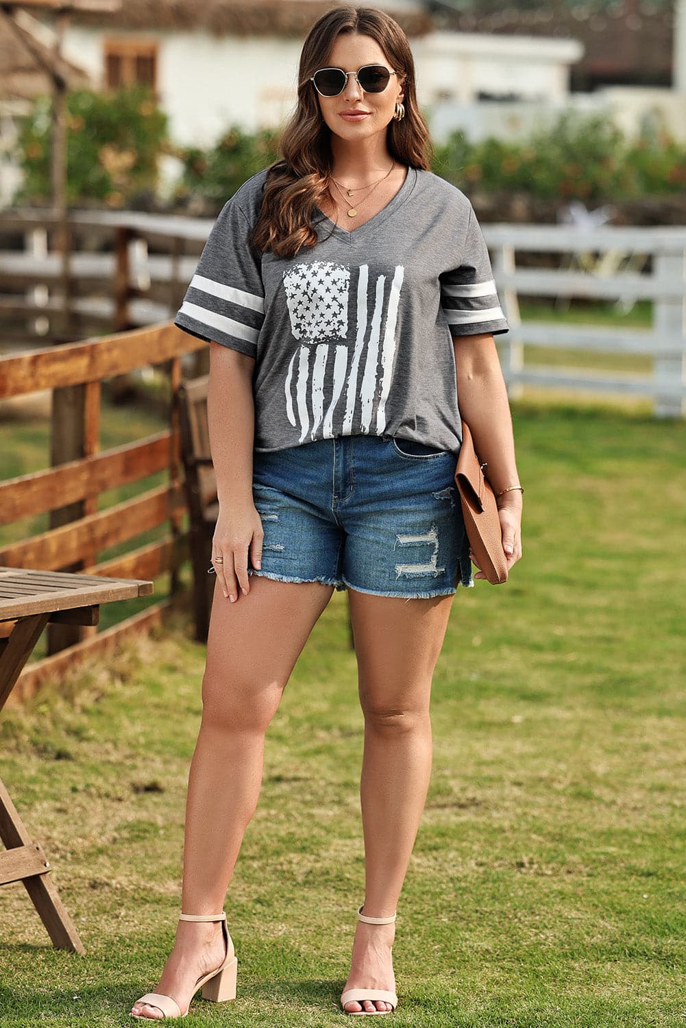 Plus Size US Flag Graphic V-Neck TeePattern type: Graphic
Style: Casual, Chic
Features: Basic style
Neckline: V-neck
Length: Regular
Sleeve length: Half sleeves
Sleeve type: Regular sleeves
Sheer: No
MLove Salve Flag Graphicplus