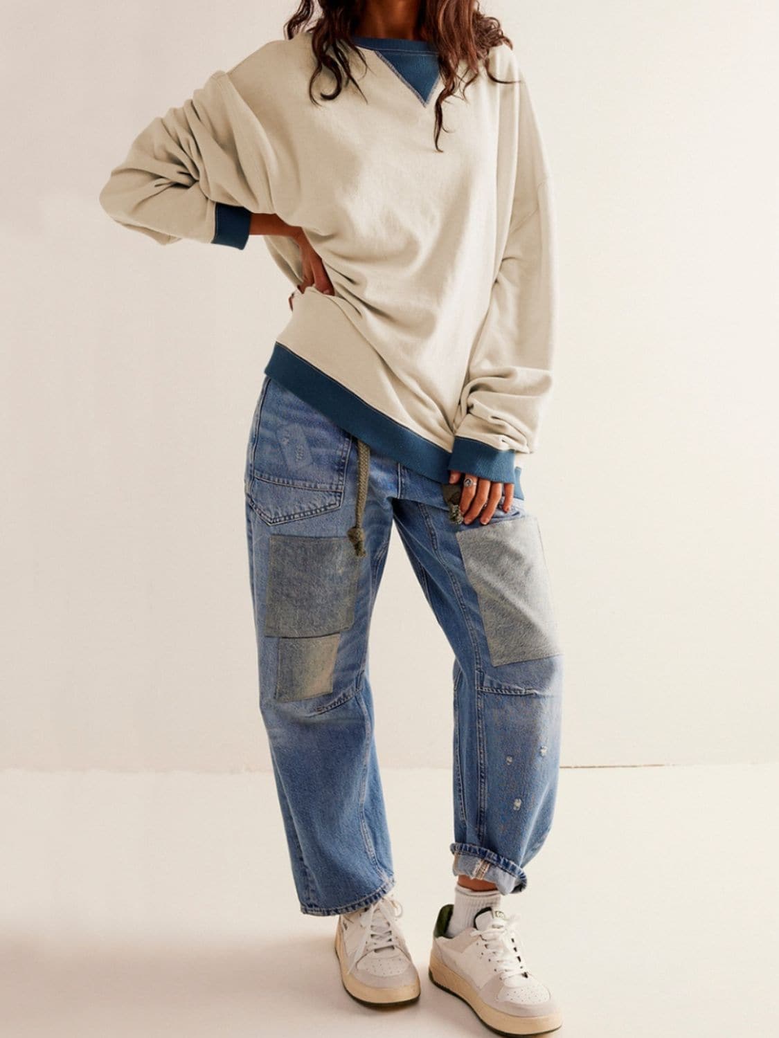 Stylish long sleeve sweatshirt with contrast