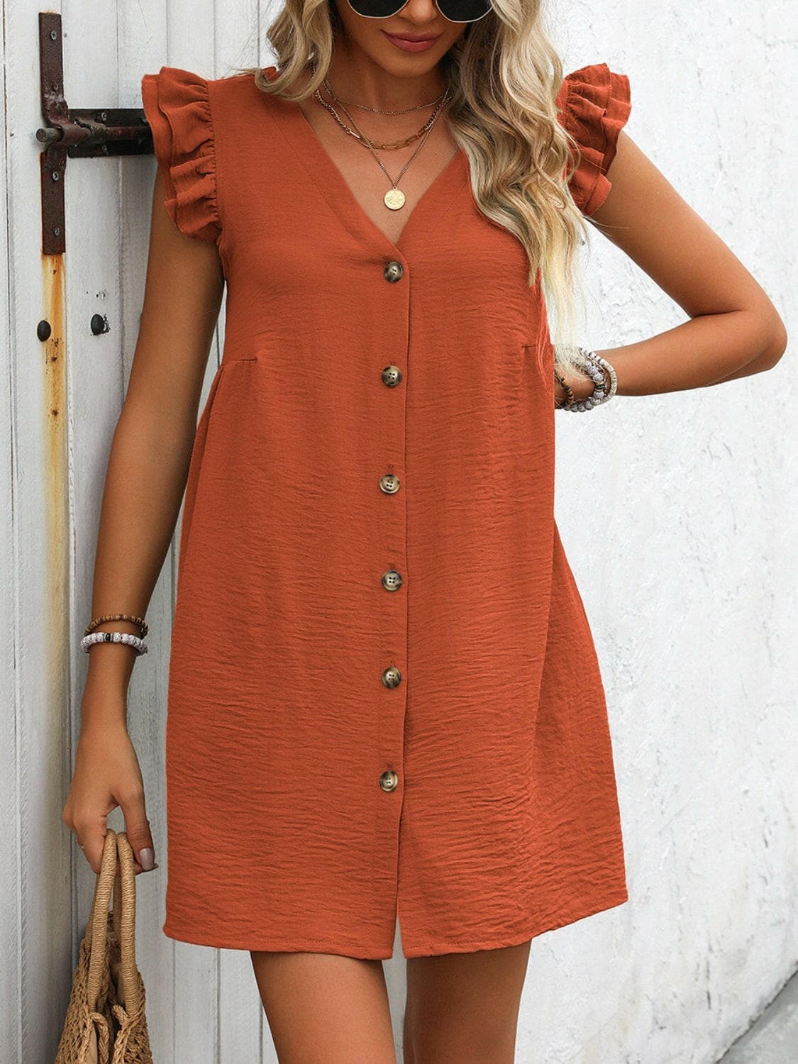 Button Up V-Neck Cap Sleeve Mini DressButton Up V-Neck Cap Sleeve Mini Dress
 
 
Chic Design: Embrace sophistication with the button-up detailing and V-neckline of this mini dress.
 
Versatile Wear: PerfLove Salve -Neck Cap Sleeve Mini Dress