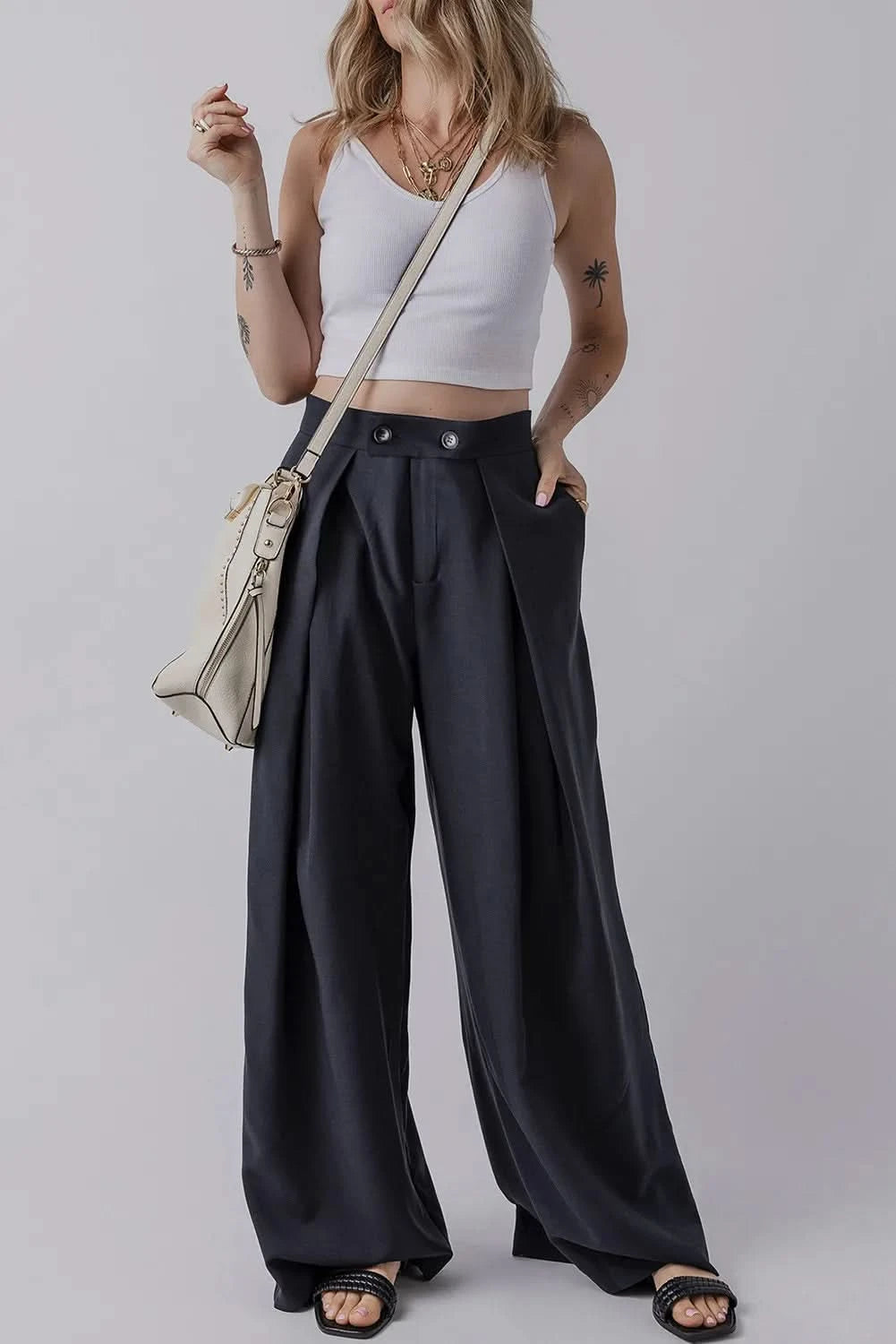 Chic Wide Leg Trousers with Convenient Pockets