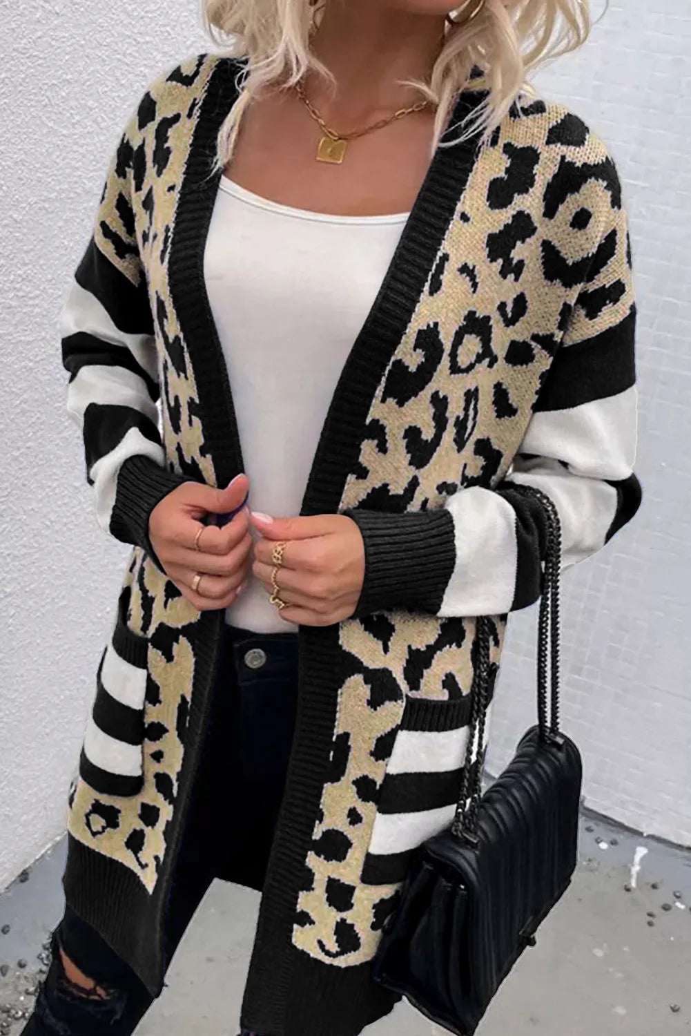 Chic leopard cardigan with pockets