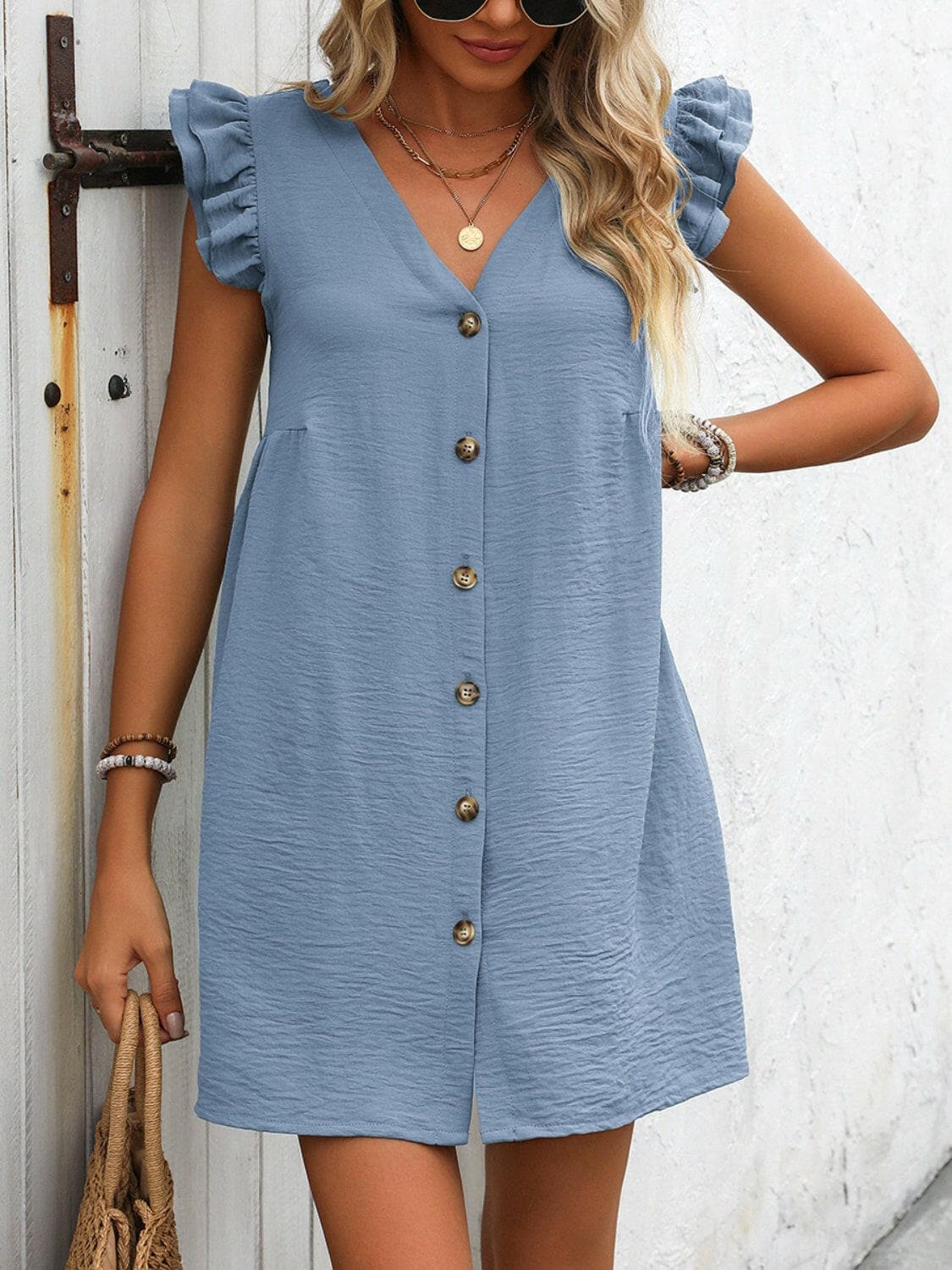 Button Up V-Neck Cap Sleeve Mini DressButton Up V-Neck Cap Sleeve Mini Dress
 
 
Chic Design: Embrace sophistication with the button-up detailing and V-neckline of this mini dress.
 
Versatile Wear: PerfLove Salve -Neck Cap Sleeve Mini Dress