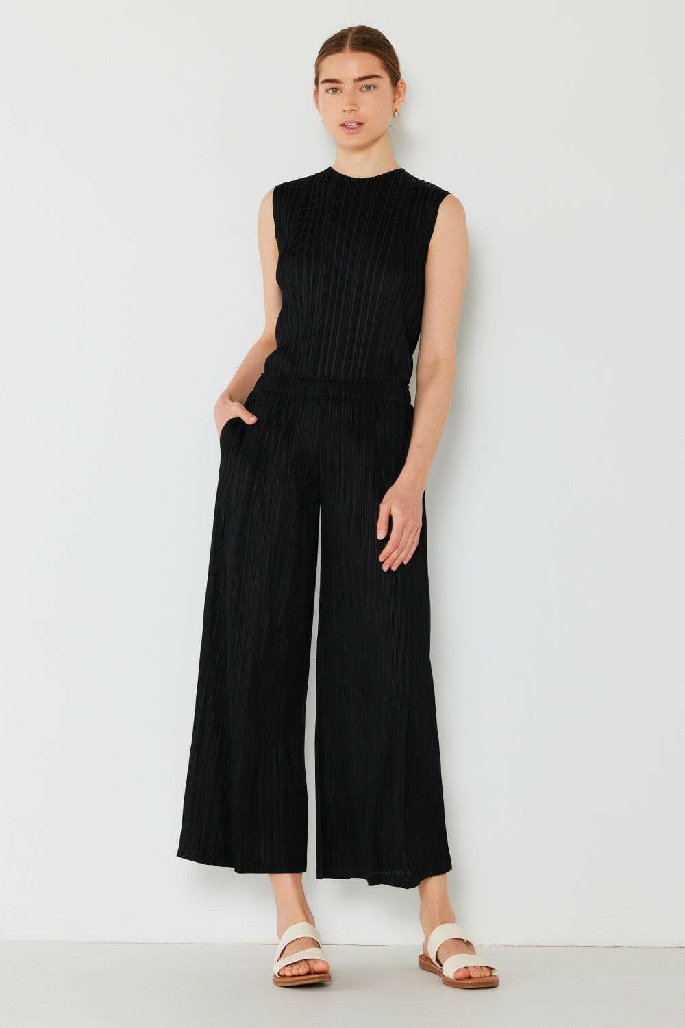 Chic Pleated Wide-Leg Trousers with Side Detail