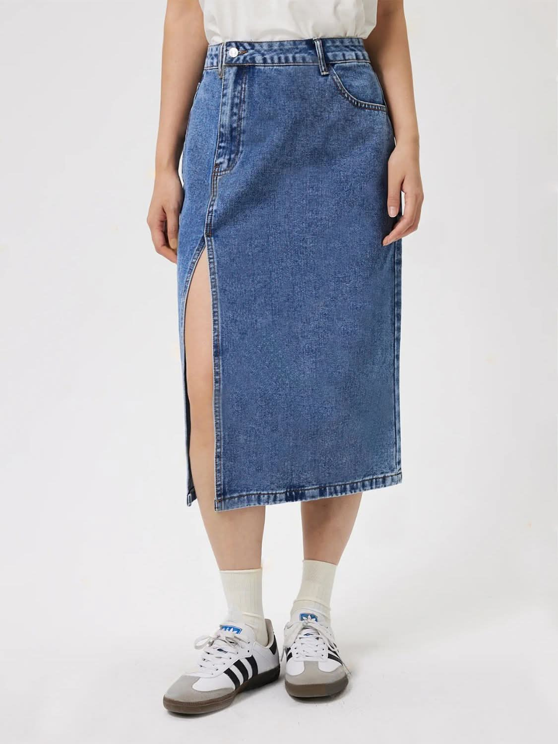 Slit midi denim skirt with pockets, no stretch, made from 85% cotton and 15% polyester.