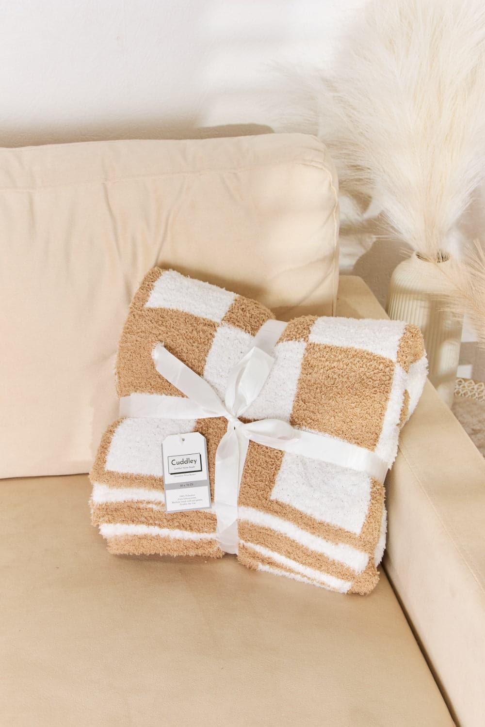 Chic checkered throw blanket for cozy elegance