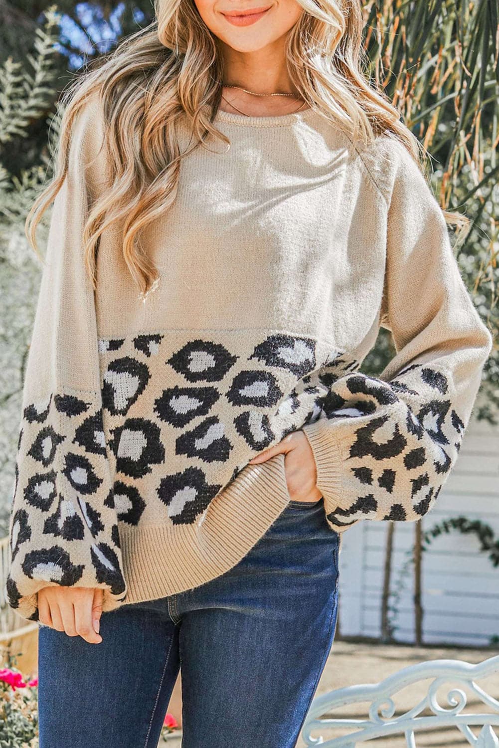 Round Neck Leopard Print Stitched Long-Sleeved Sweater.