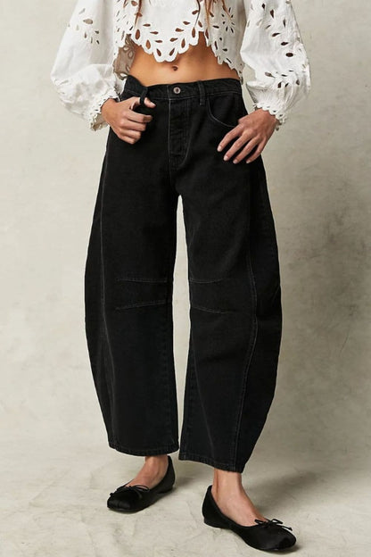 Effortlessly chic wide leg jeans with functional pockets