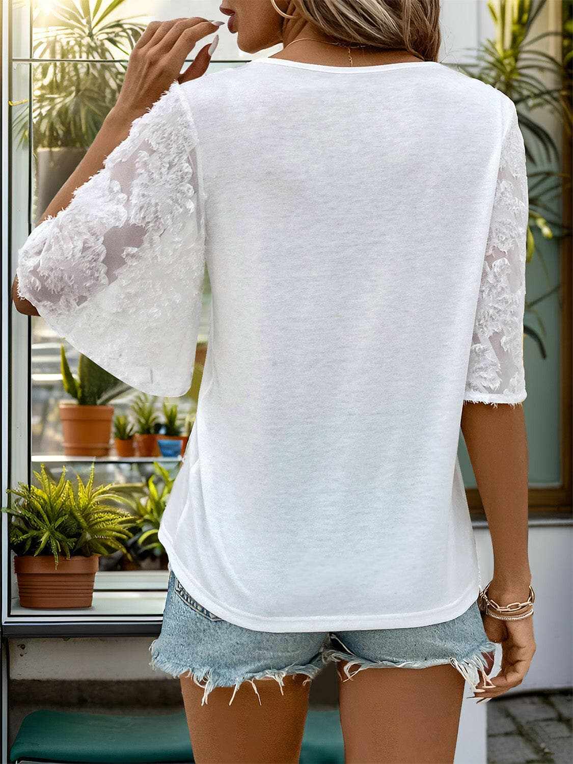 V-Neck Flutter Sleeve T-ShirtUpgrade Your Wardrobe with our V-Neck Flutter Sleeve T-Shirt!
 Indulge in casual elegance with our V-Neck Flutter Sleeve T-Shirt, a versatile piece that seamlessly cLove Salve -Neck Flutter Sleevejust arrived