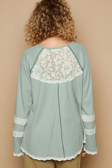 Cozy elegance: Lace-trimmed round neck thermal top with long sleeves