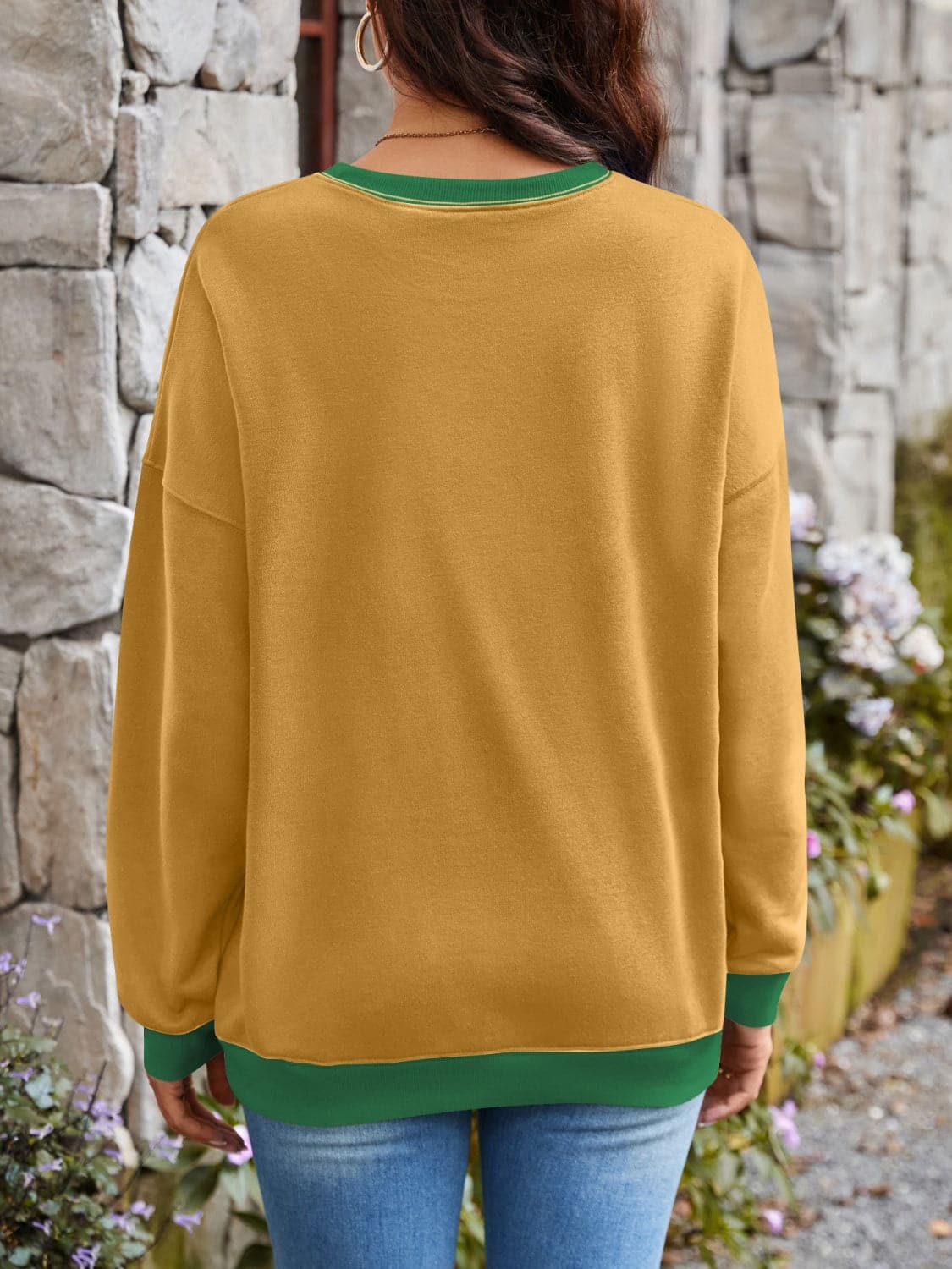 Contrast Round Neck Long Sleeve Sweatshirt.