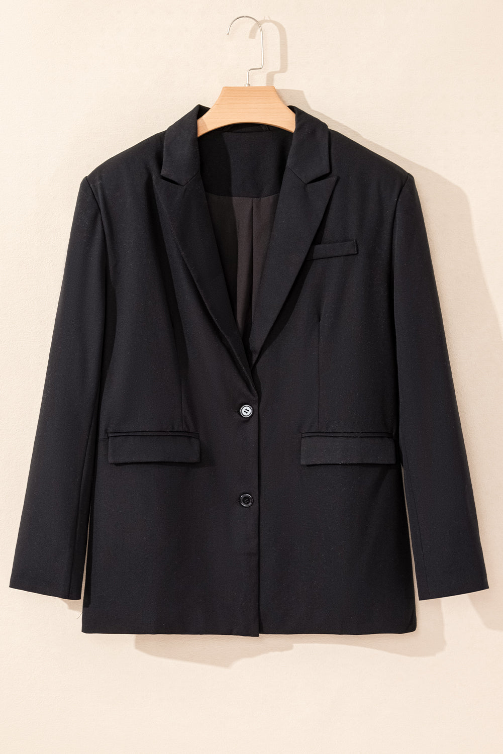 Chic black buttoned blazer with flap pockets