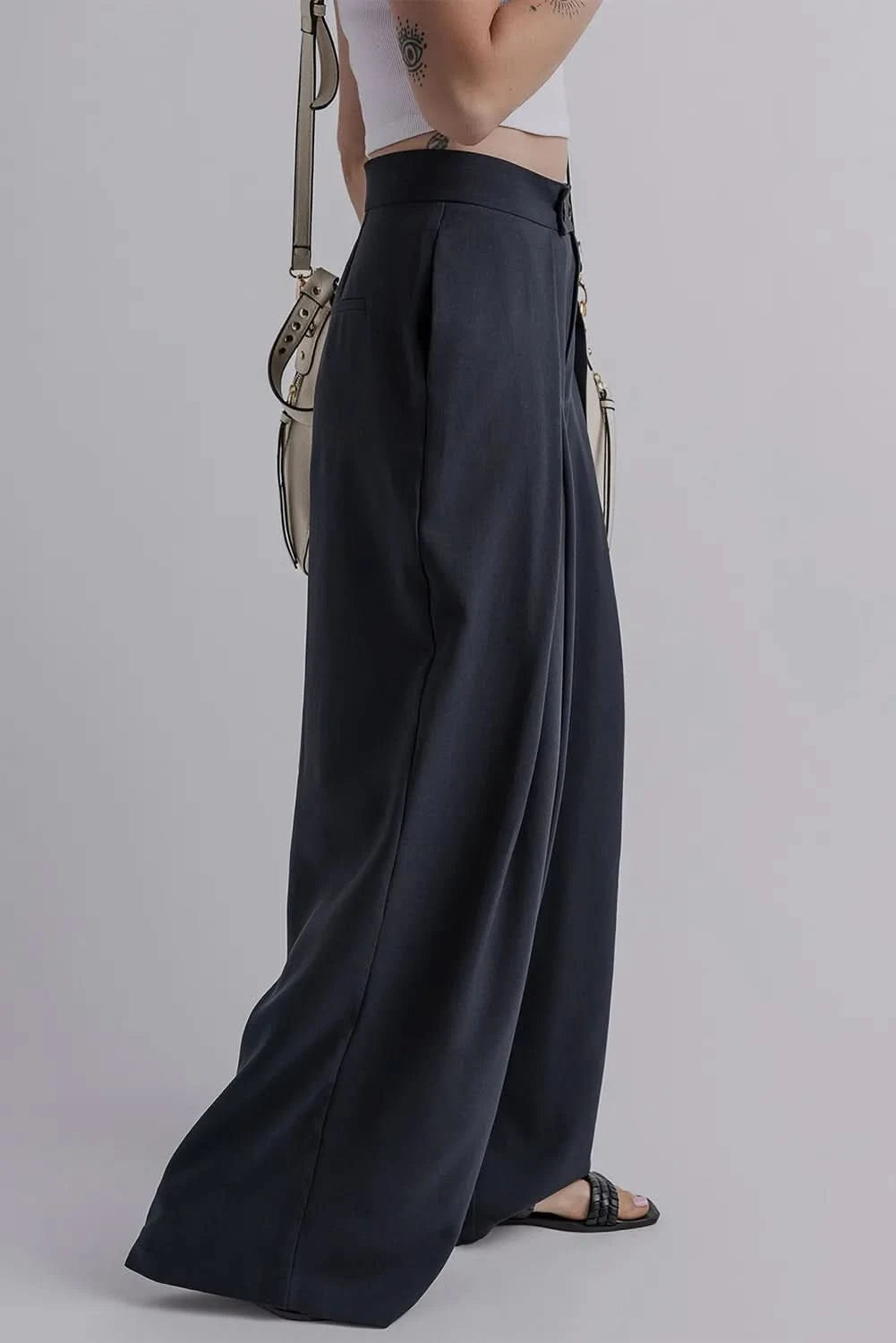 Chic Wide Leg Trousers with Convenient Pockets