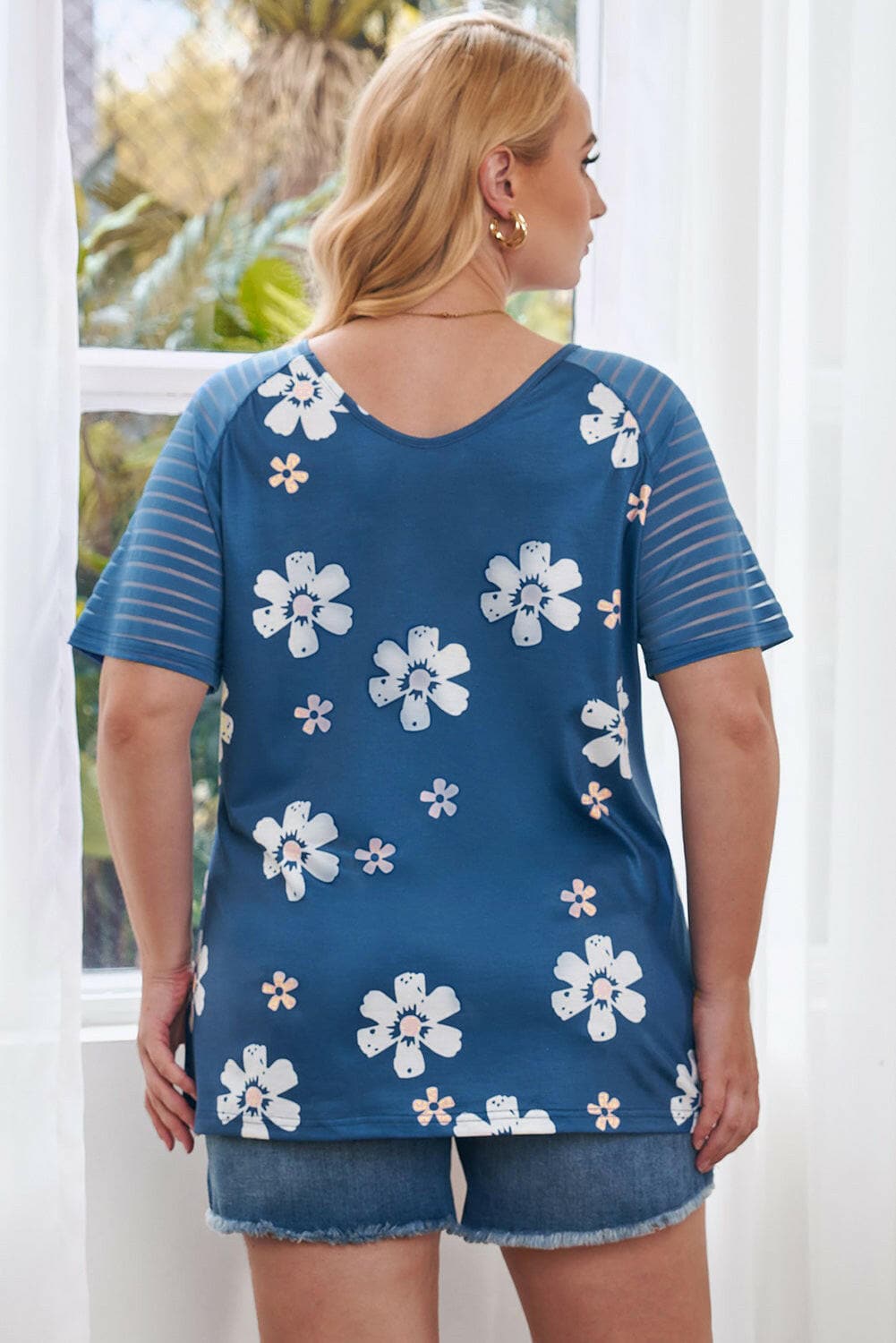 Plus Size V-Neck Raglan Sleeve TeeUpgrade Your Wardrobe with the Plus Size V-Neck Raglan Sleeve Tee
 
 
Pattern Type: Floral, Solid
 
Style: Casual, Chic
 
Neckline: V-neck
 
Length: Regular
 
SleeveLove Salve -Neck Raglan Sleeve Teeplus