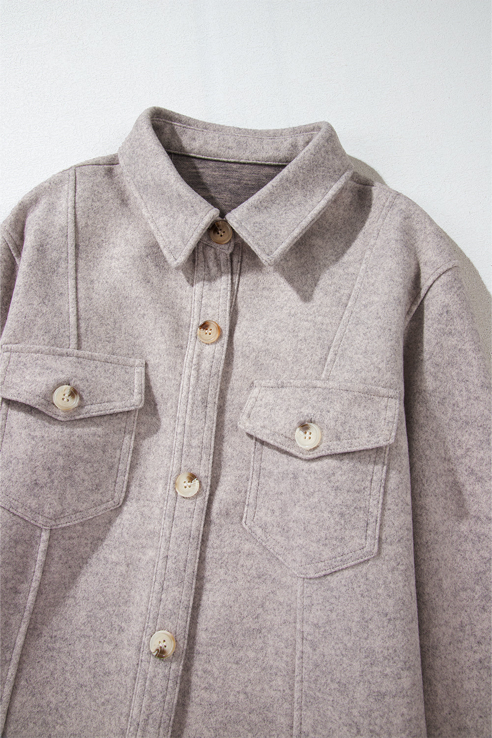 Chic light grey buttoned shacket with flap pockets and collar