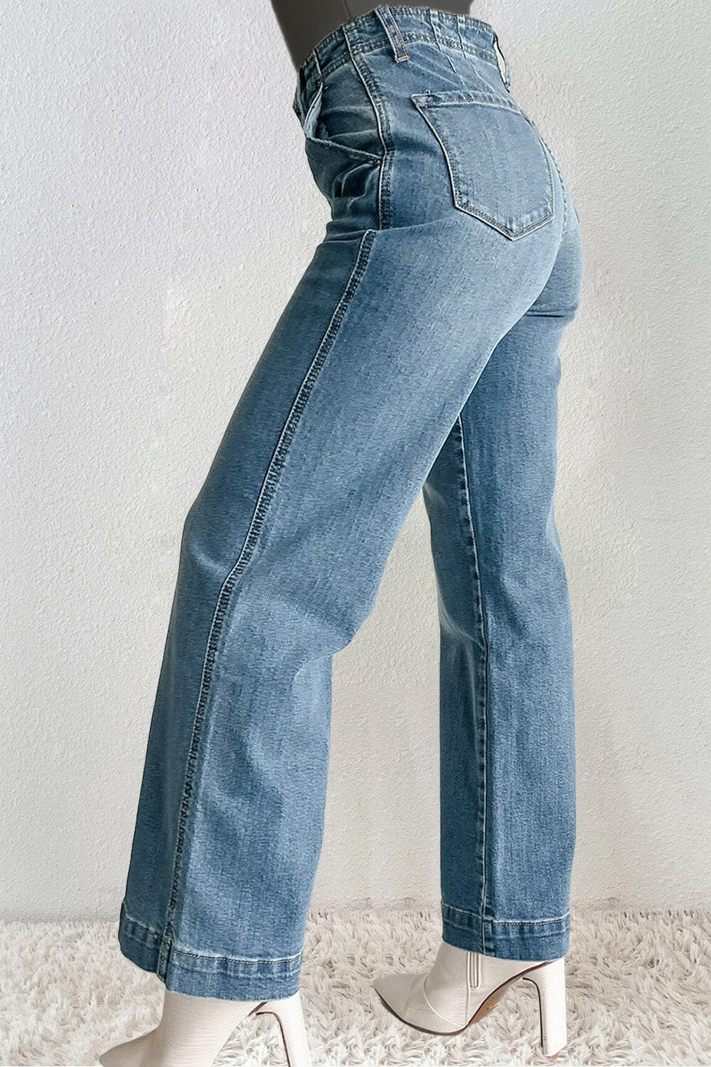 Classic Denim Jeans with Functional Pockets.