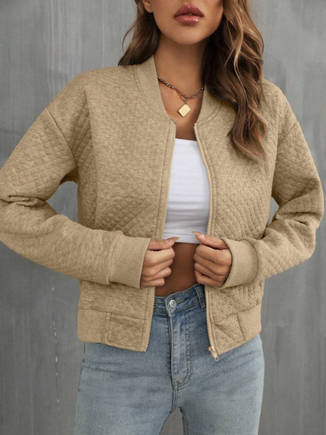 Stylish zip-up long sleeve jacket for all seasons