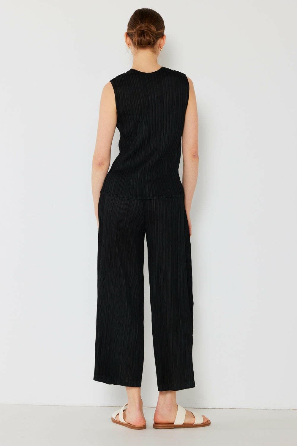 Chic Pleated Wide-Leg Trousers with Side Detail