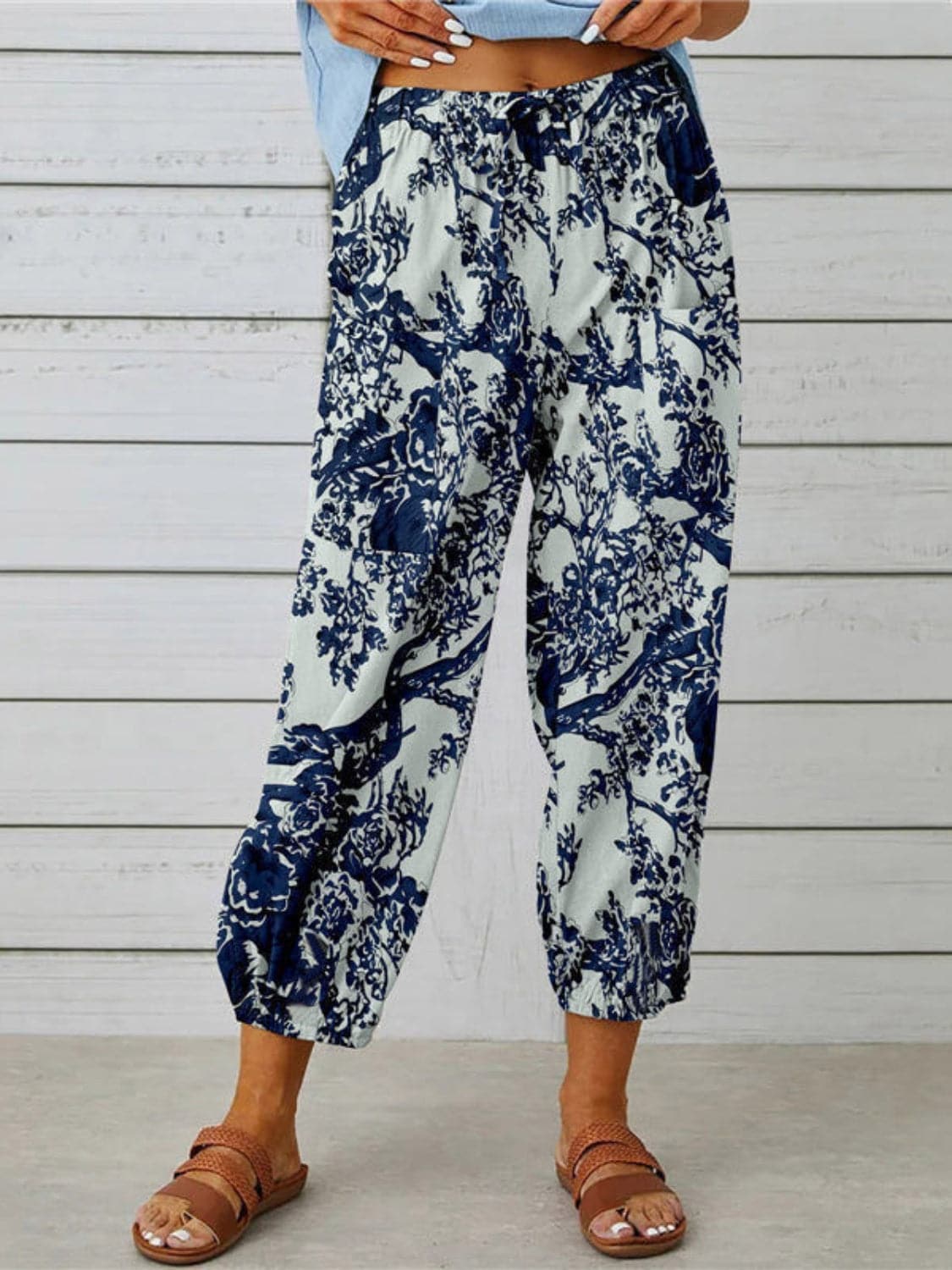 Printed Tied Cropped Pants.