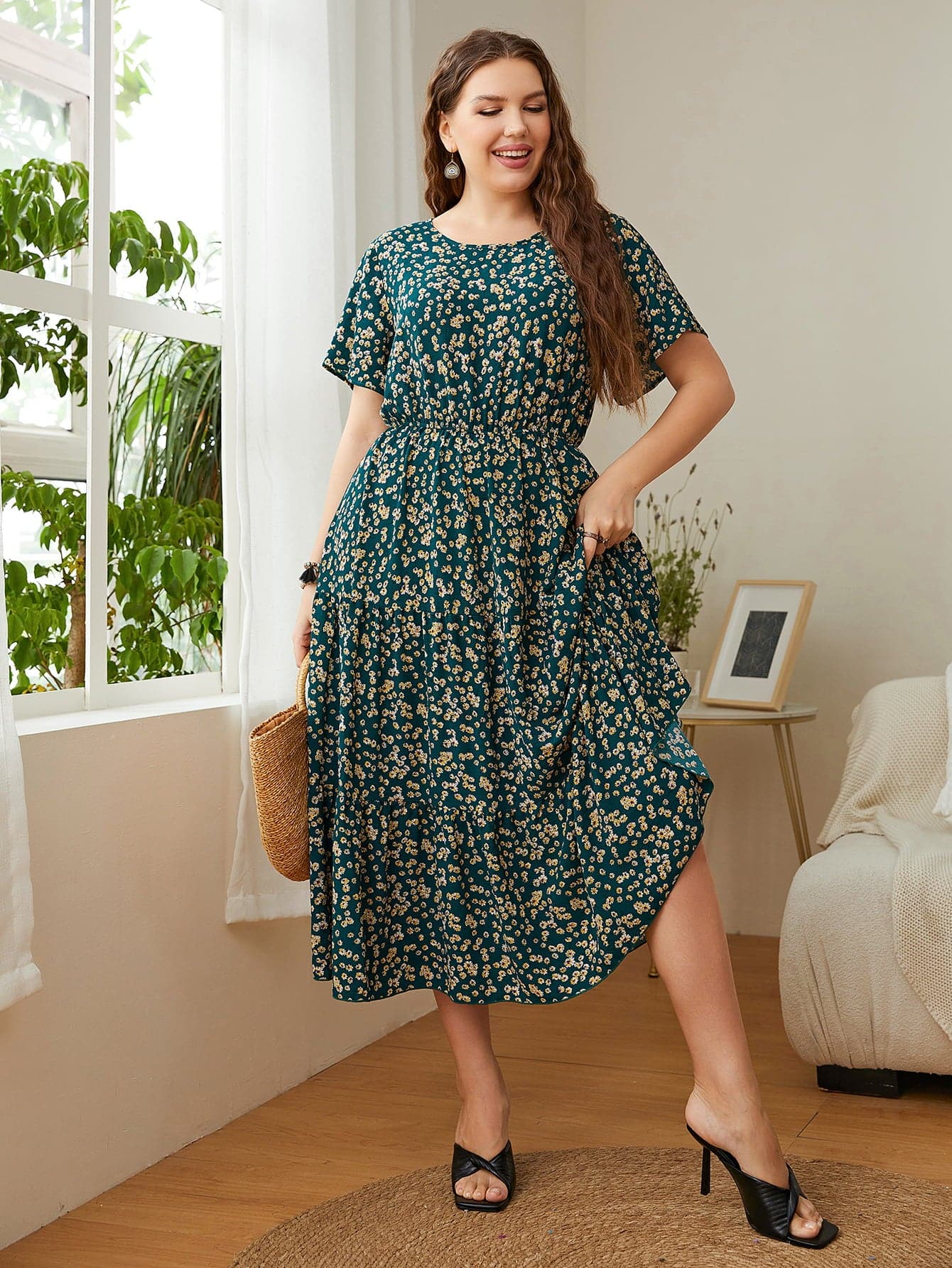 Plus Size Floral Round Neck Short Sleeve Midi Dress.