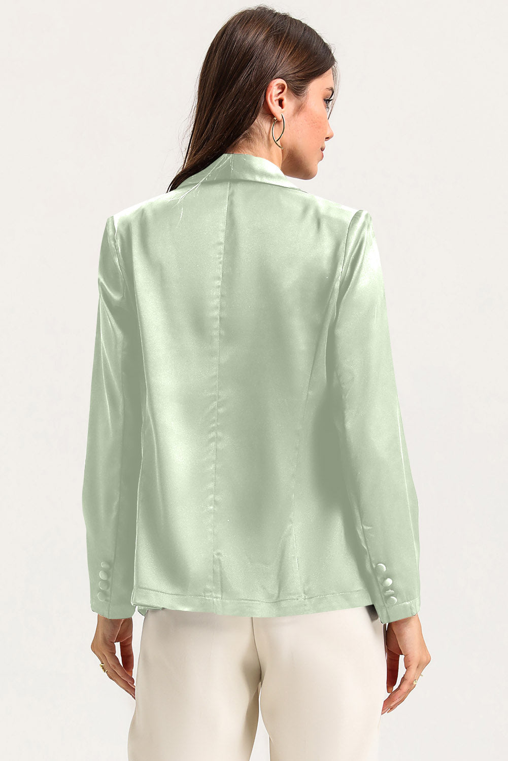 Elegant green blazer with collar and pockets for versatile style