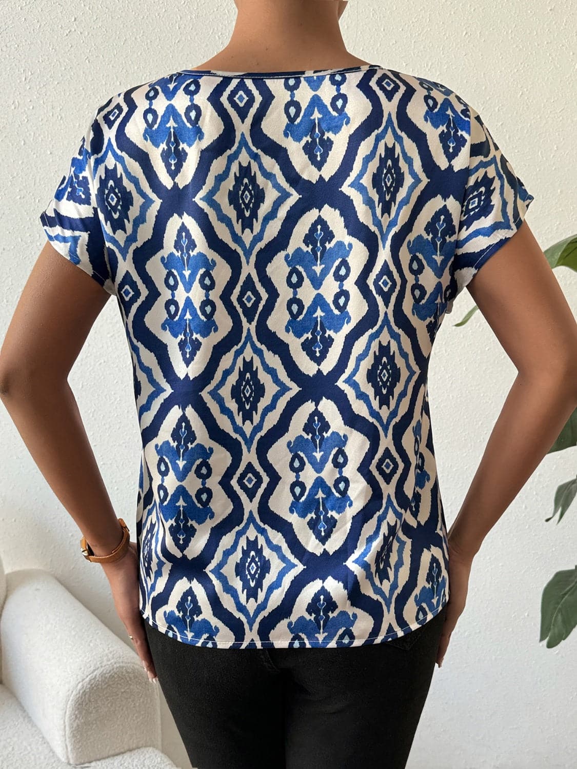 Printed Round Neck Short Sleeve Blouse.