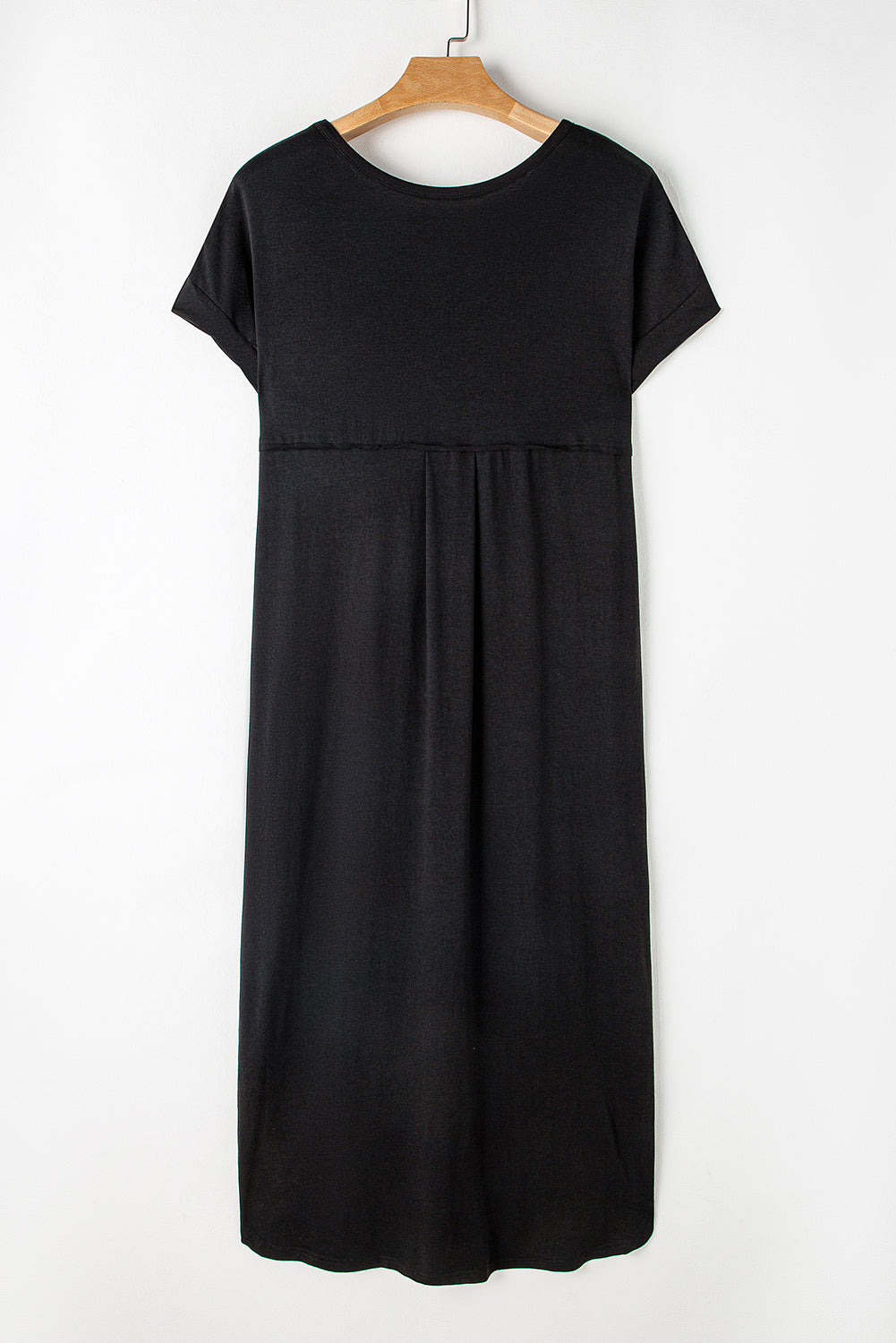 Elegant black v-neck maxi t-shirt dress with hidden pockets and stylish splits