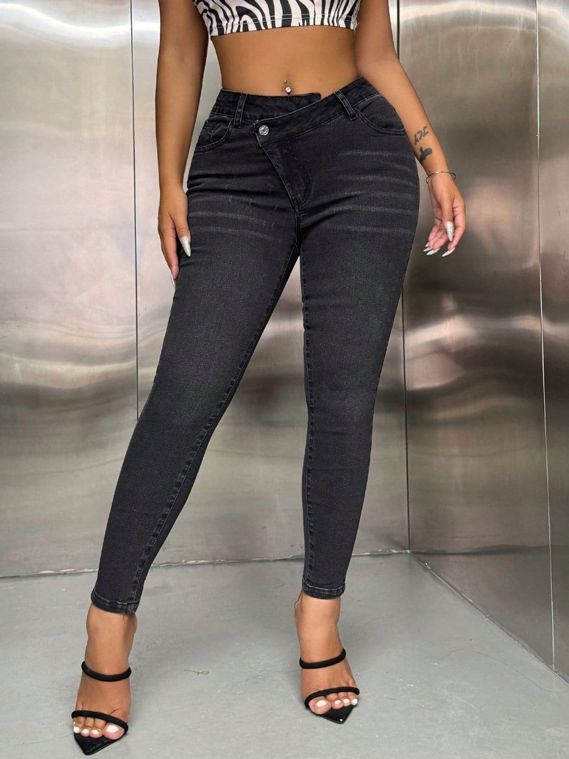 Asymmetric Waist Jeans with Pockets.