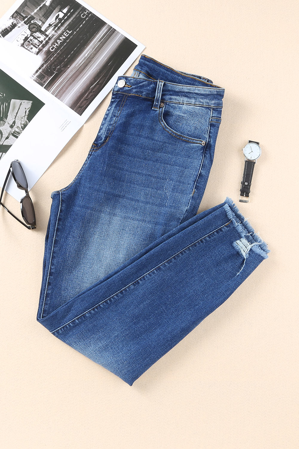 Chic blue ankle-length skinny jeans with raw hem detail