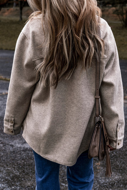 Chic light grey buttoned shacket with flap pockets and collar