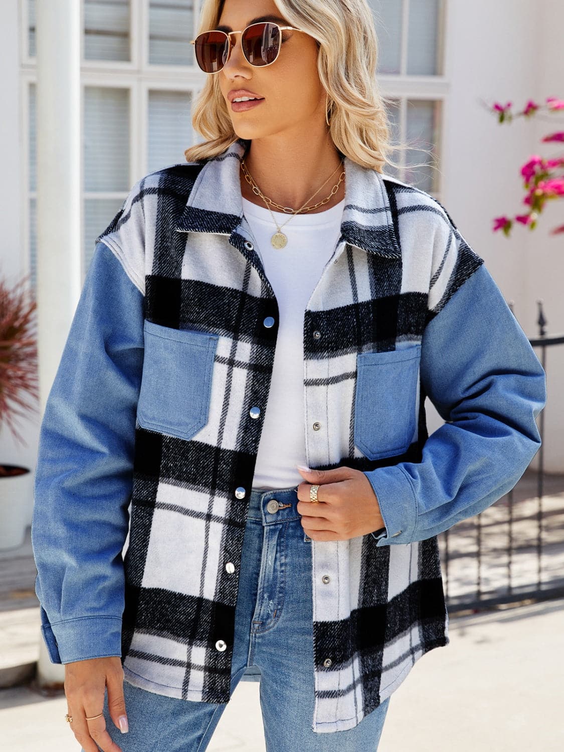 Chic plaid denim jacket with pockets