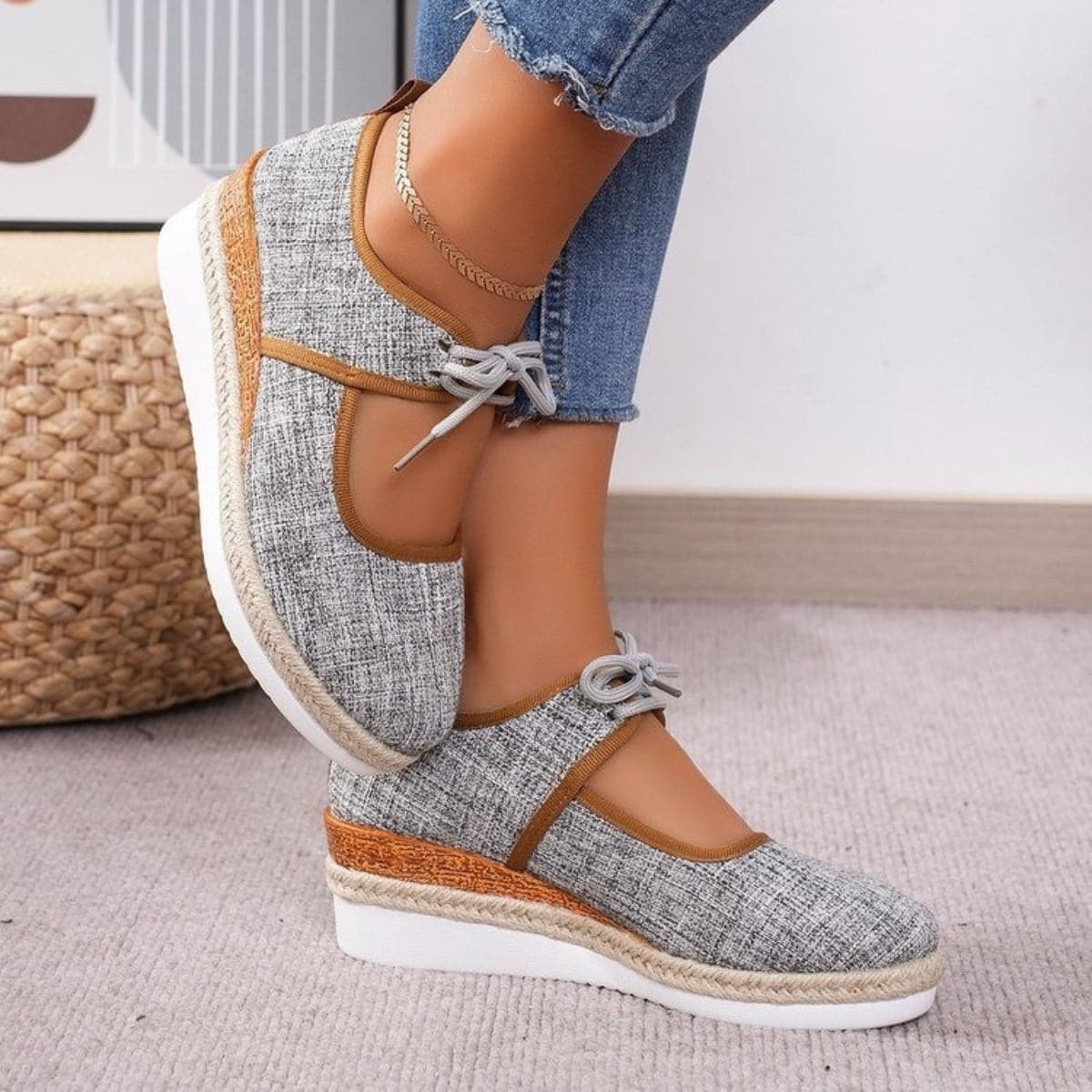 Slipper mit Keilabsatz und Cut-outs zum Binden