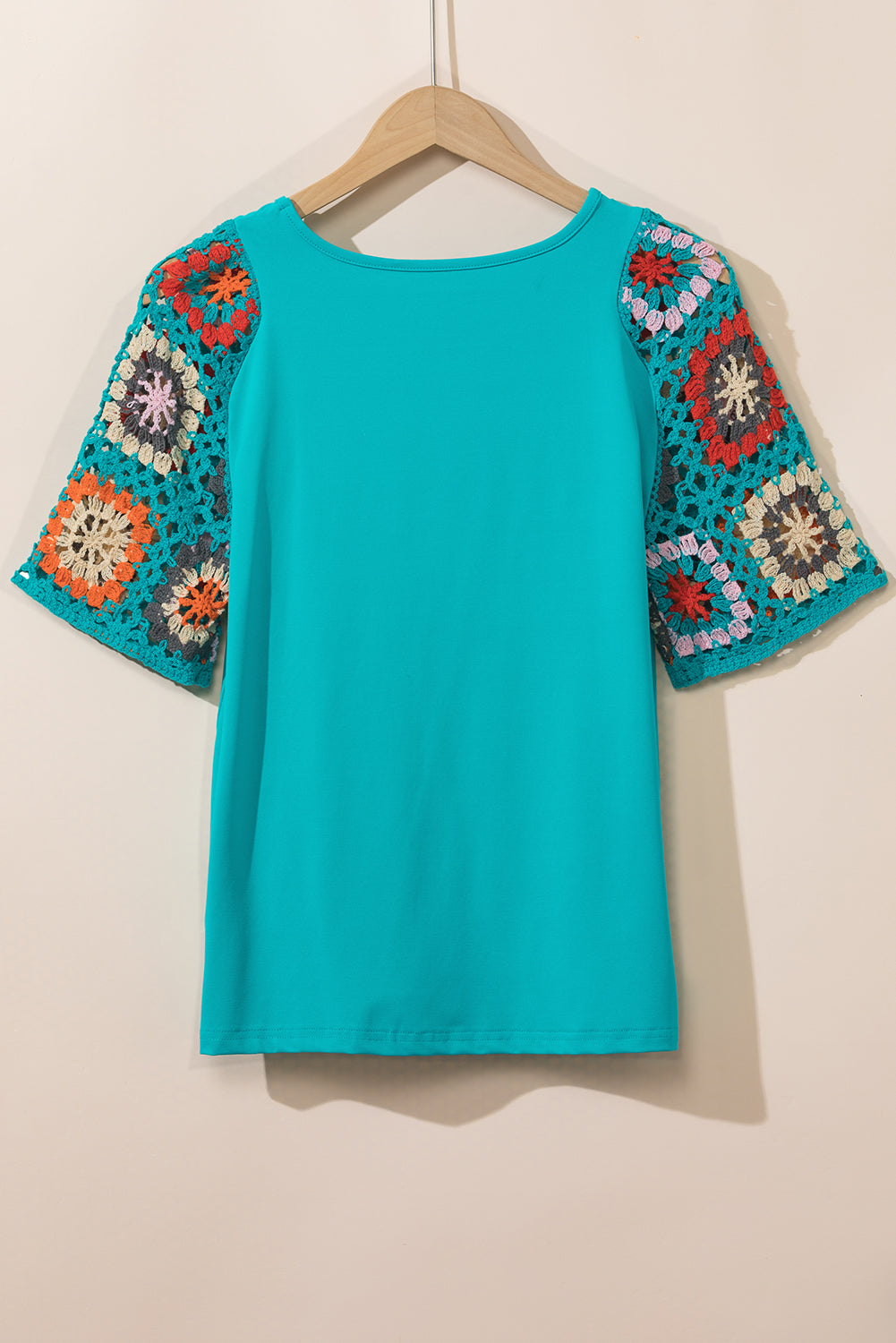 Chic turquoise floral crochet top with short sleeves