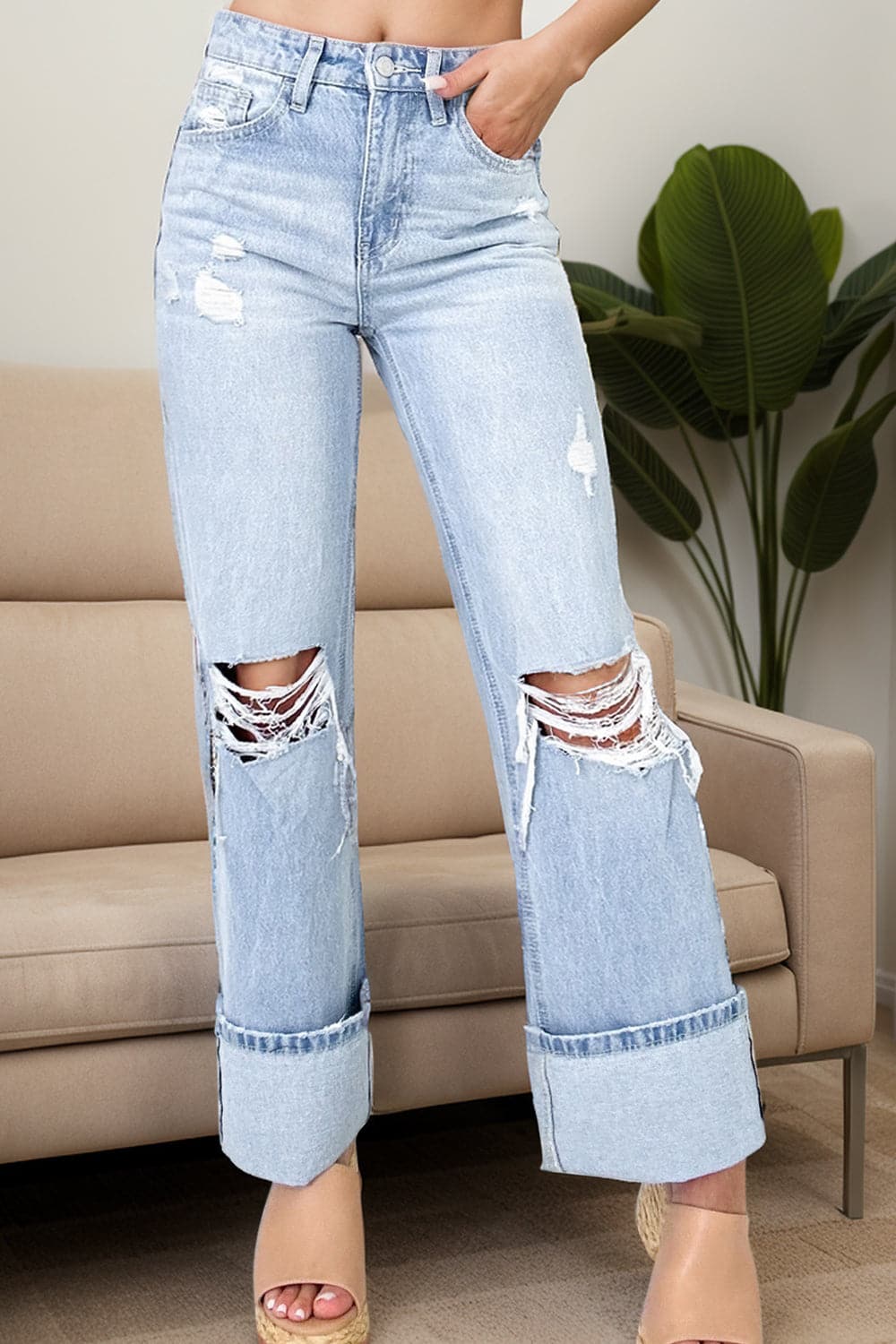 Distressed High Waist Jeans with Pockets.