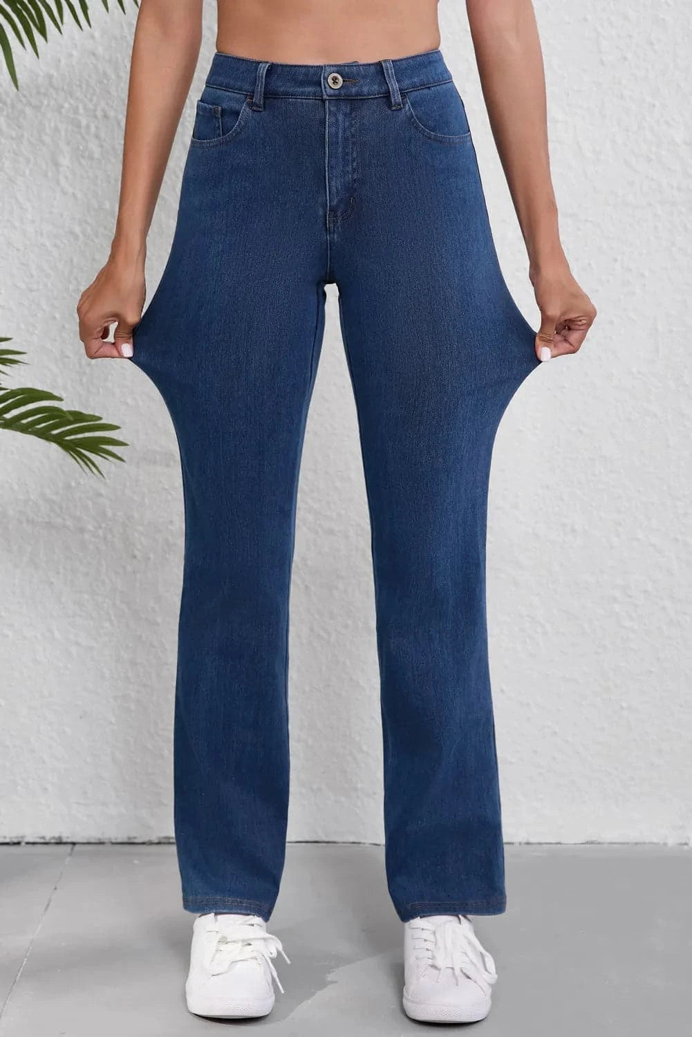 Classic straight jeans with functional pockets