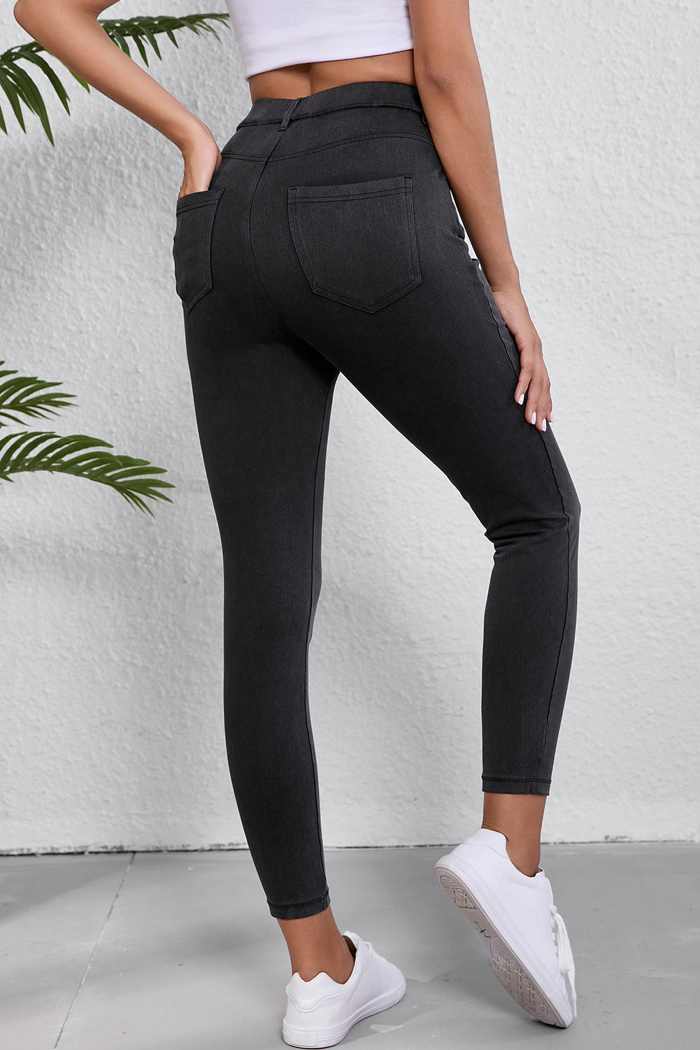 Chic black high-waisted jeans