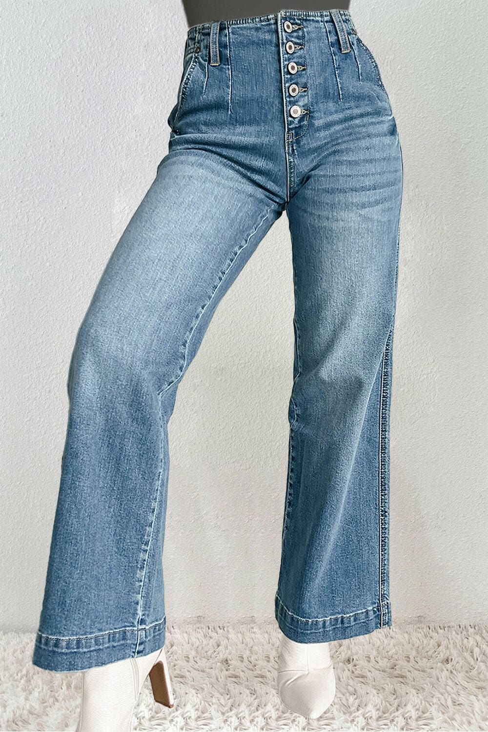 Classic Denim Jeans with Functional Pockets.