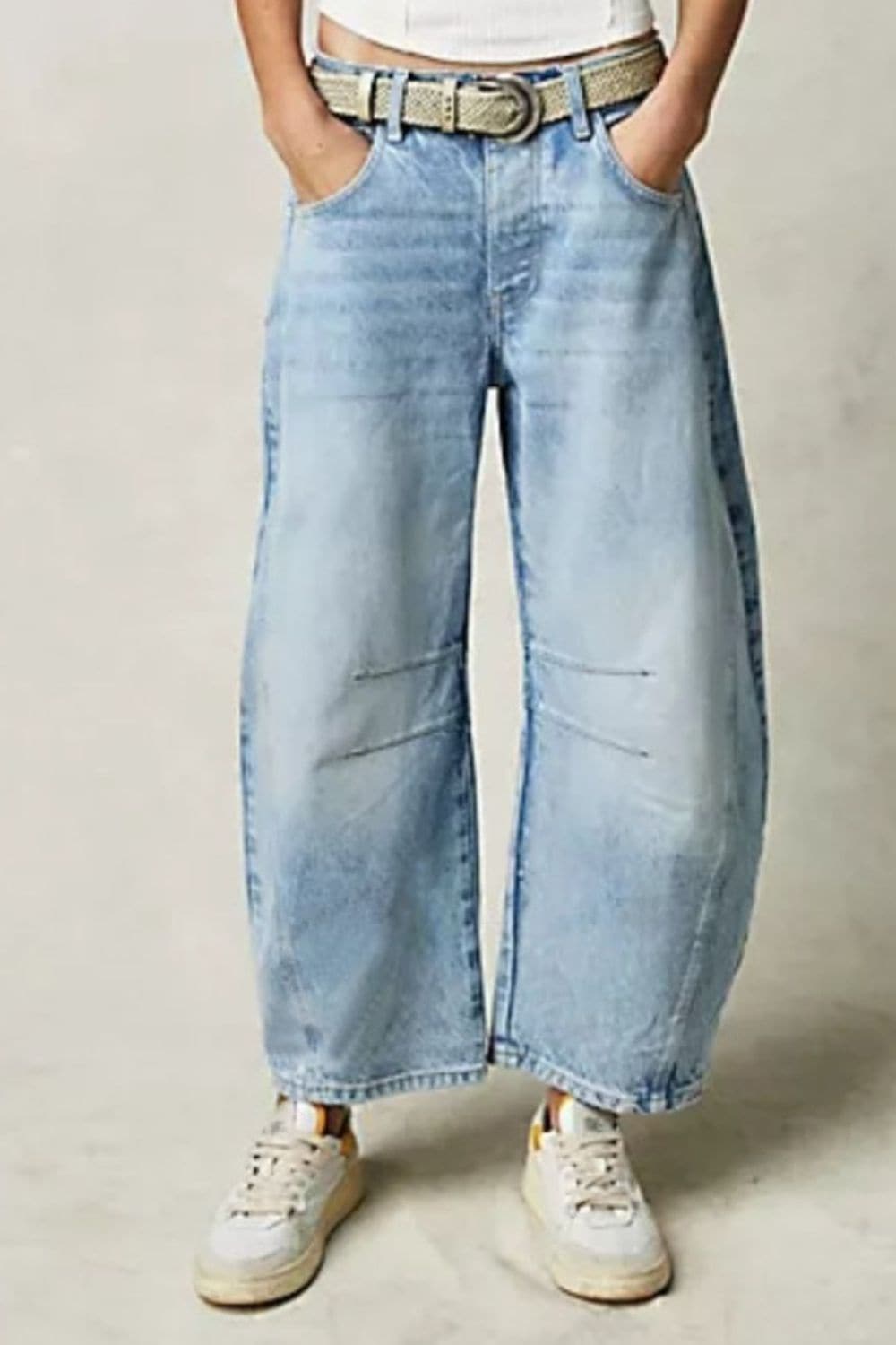 Effortlessly chic wide leg jeans with functional pockets