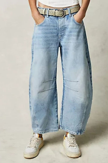 Effortlessly chic wide leg jeans with functional pockets