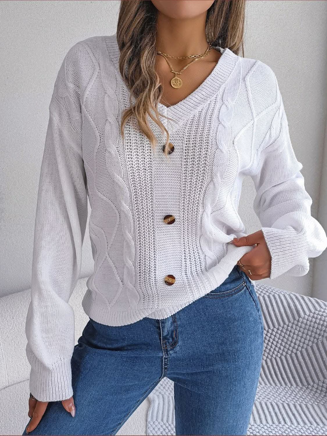 Chic buttoned v-neck cable-knit sweater 