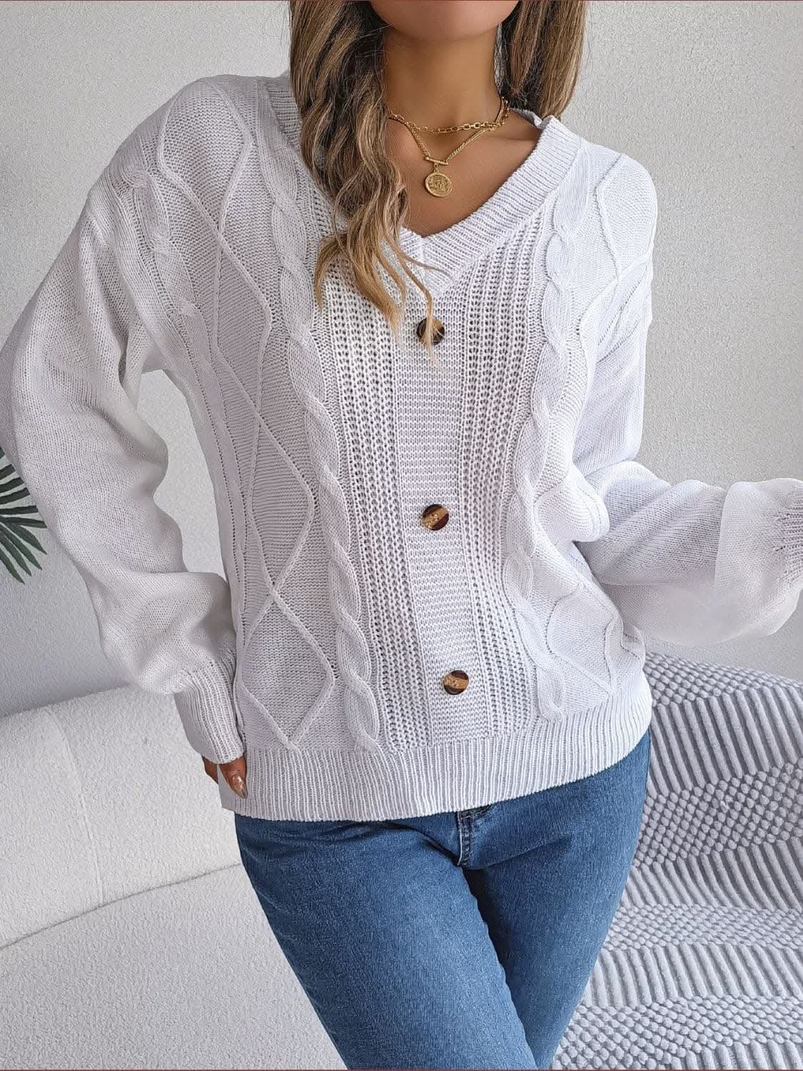 Chic buttoned v-neck cable-knit sweater 