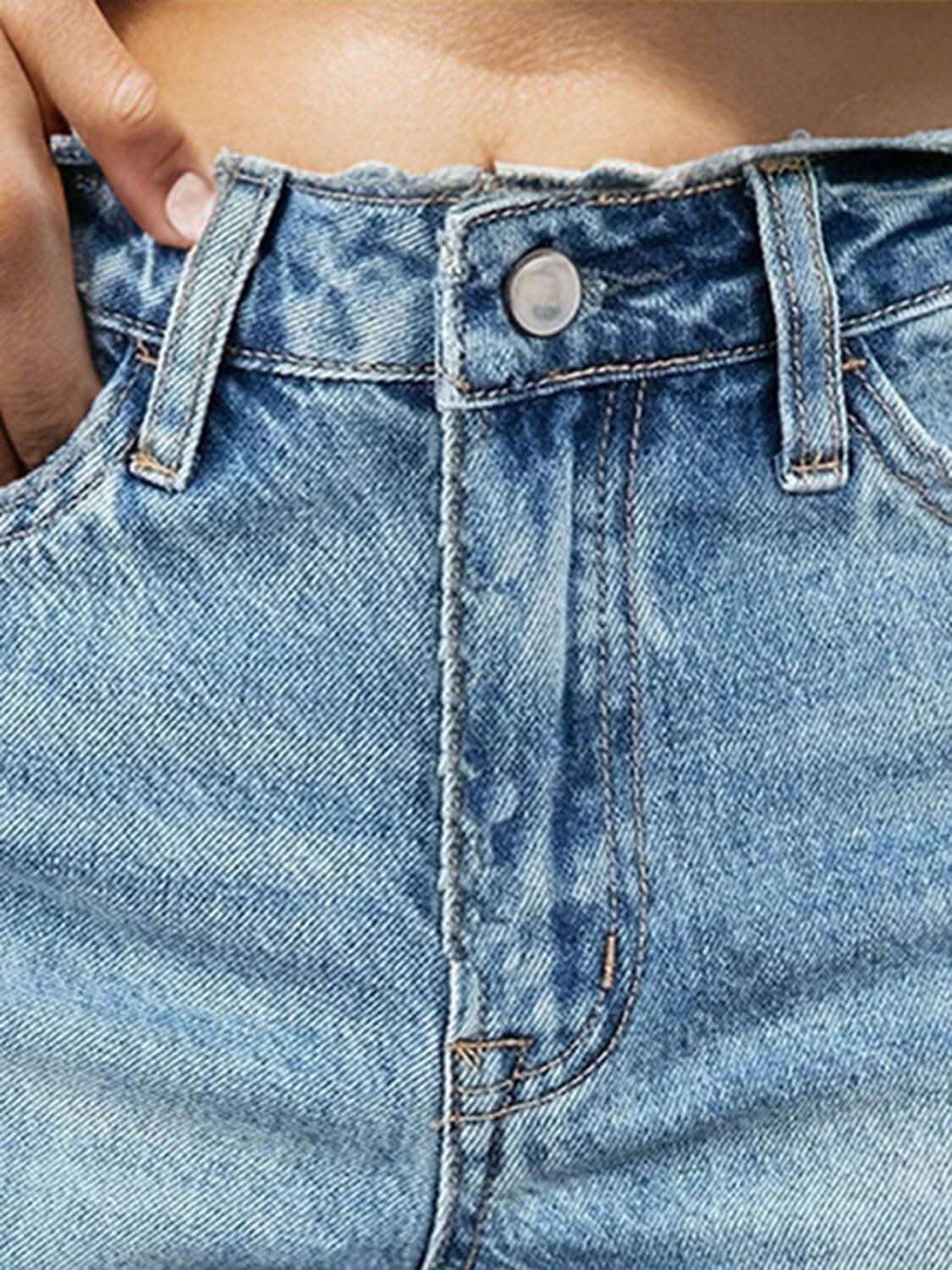 Chic frayed denim shorts with pockets 