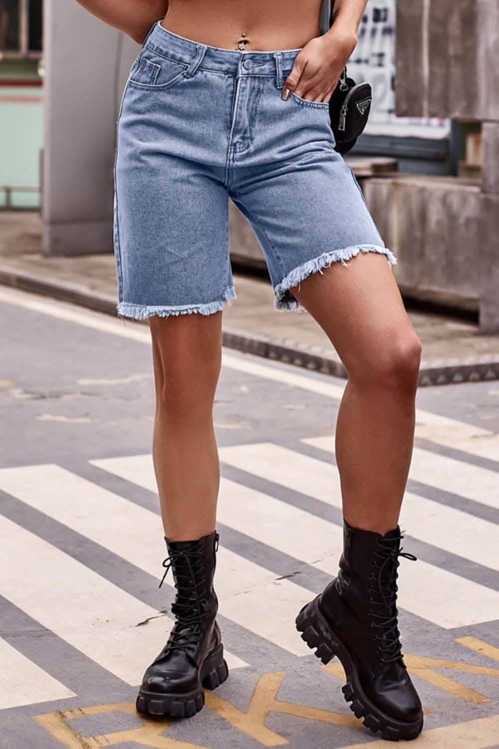 Chic raw hem denim shorts with pockets 