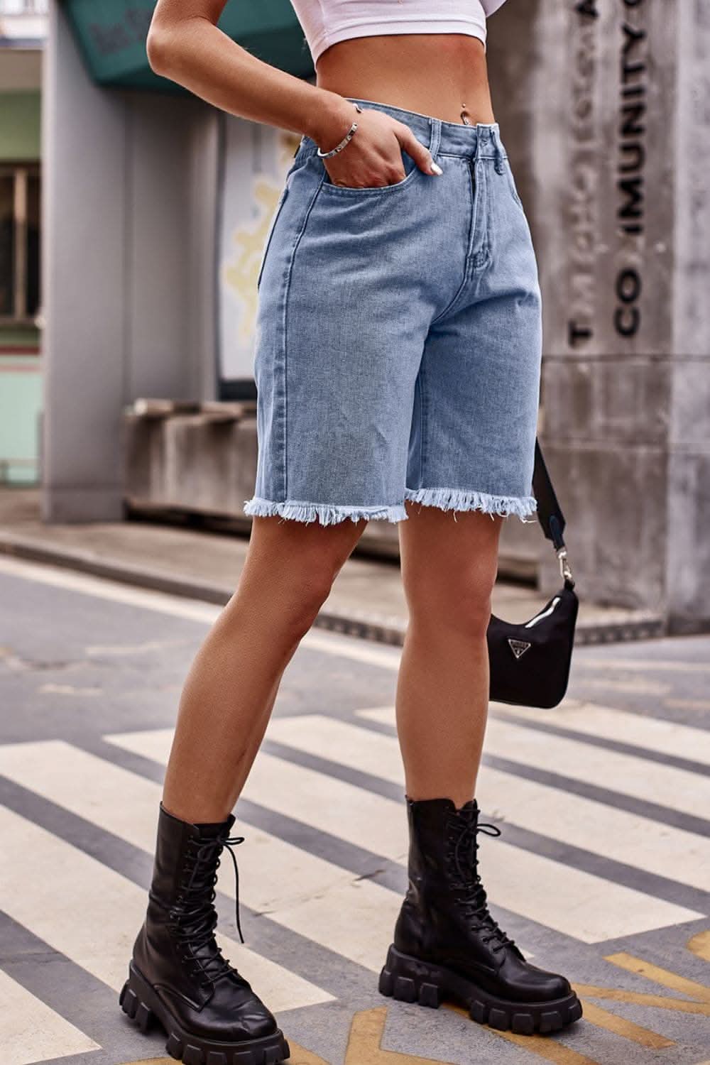 Chic raw hem denim shorts with pockets 
