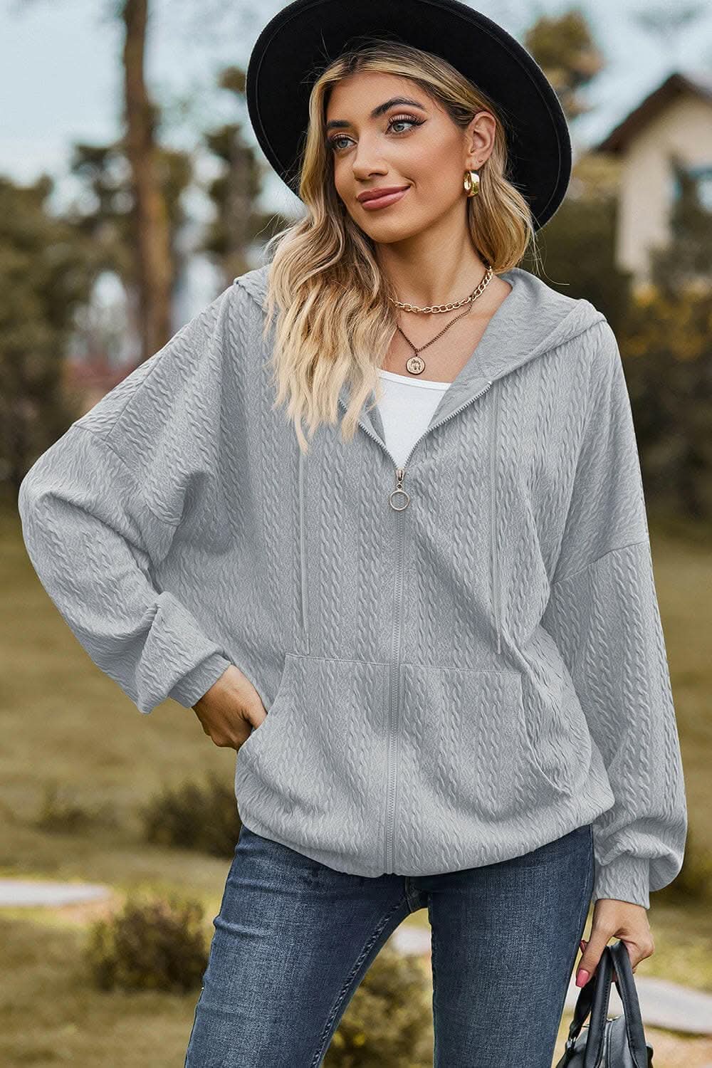 Chic zip-up hoodie with pockets 