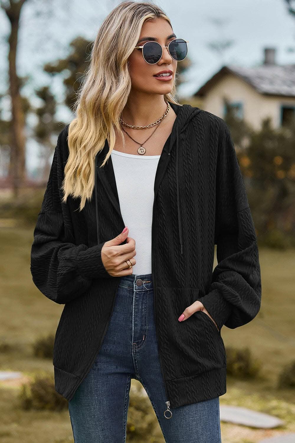 Chic zip-up hoodie with pockets 